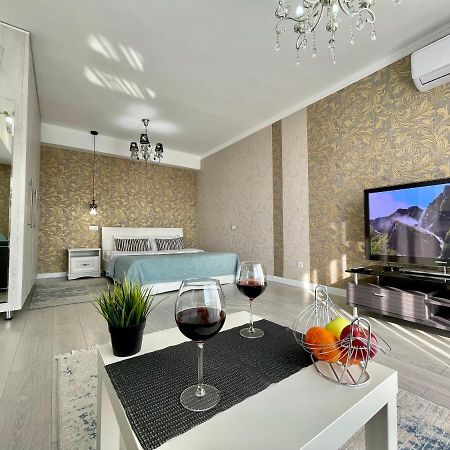 Apartment In The Heart Of The City Almaty Exterior photo