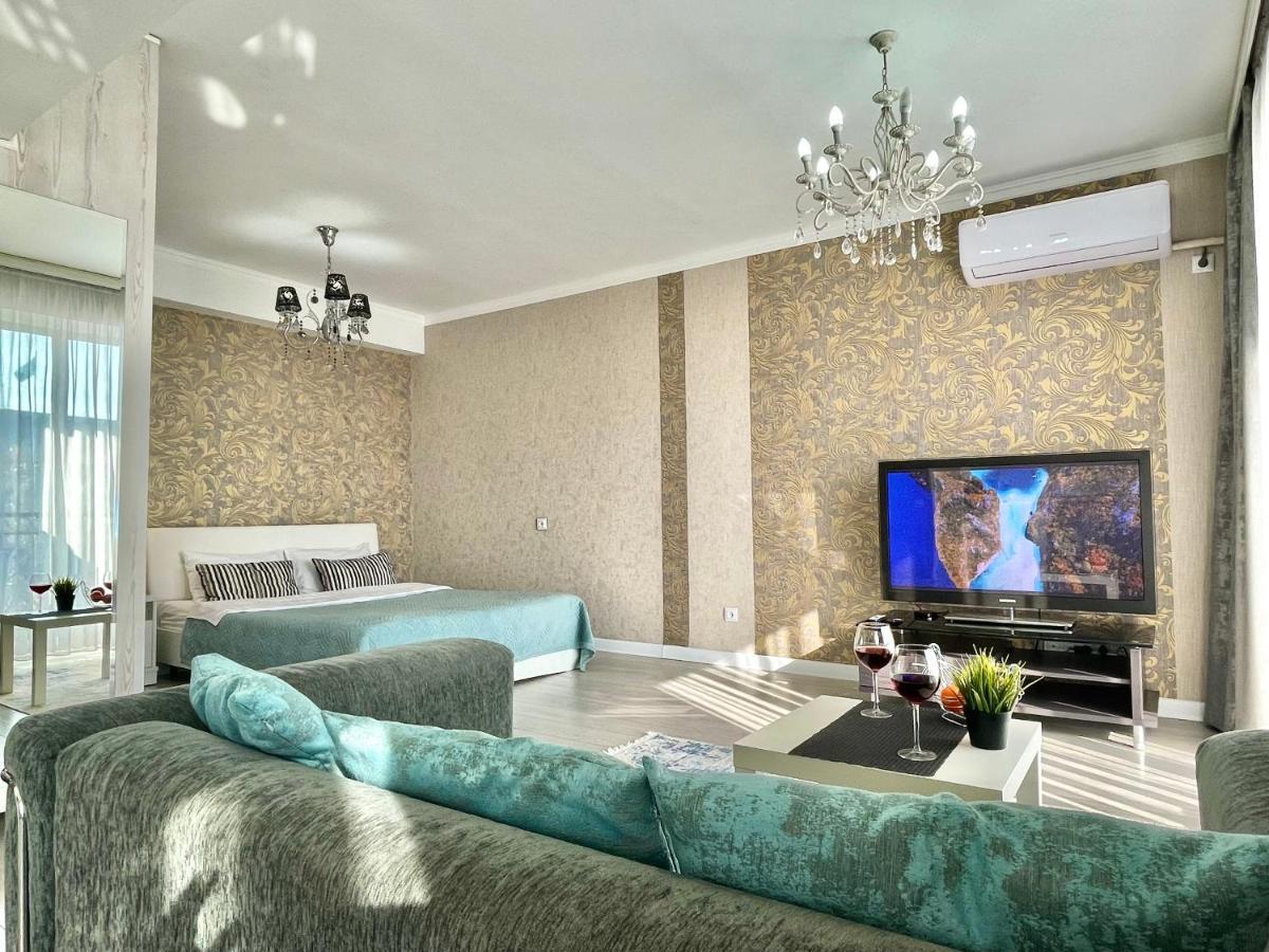 Apartment In The Heart Of The City Almaty Exterior photo