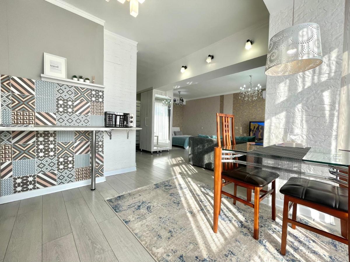 Apartment In The Heart Of The City Almaty Exterior photo