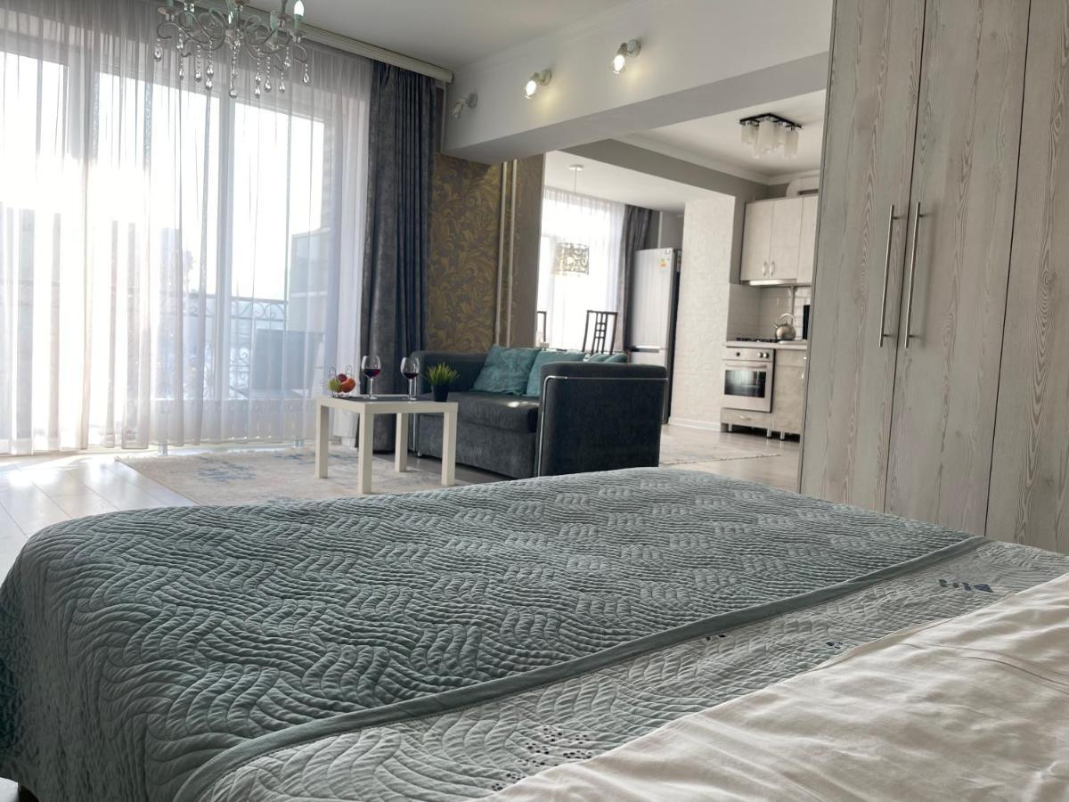 Apartment In The Heart Of The City Almaty Exterior photo
