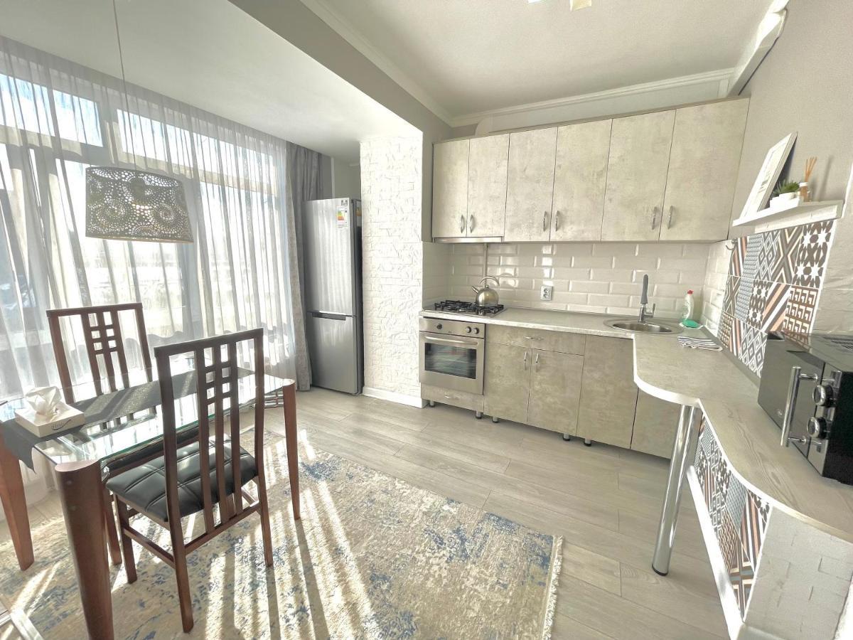 Apartment In The Heart Of The City Almaty Exterior photo
