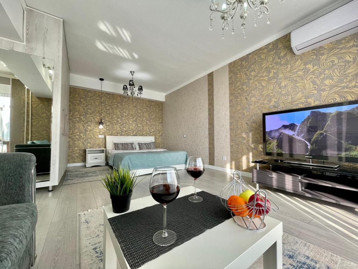 Apartment In The Heart Of The City Almaty Exterior photo