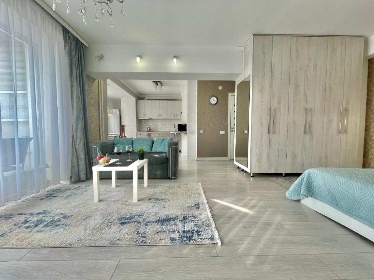Apartment In The Heart Of The City Almaty Exterior photo