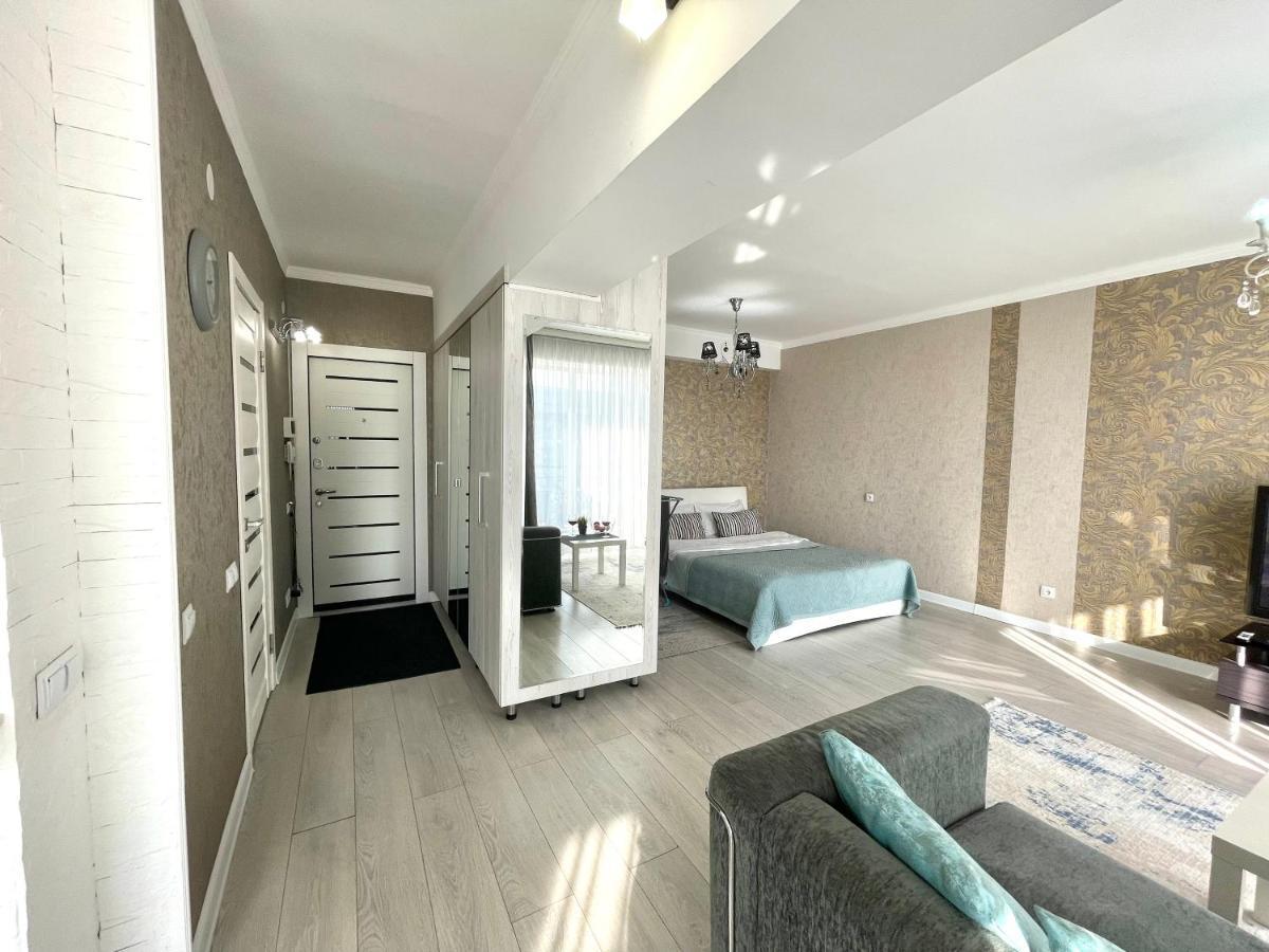 Apartment In The Heart Of The City Almaty Exterior photo