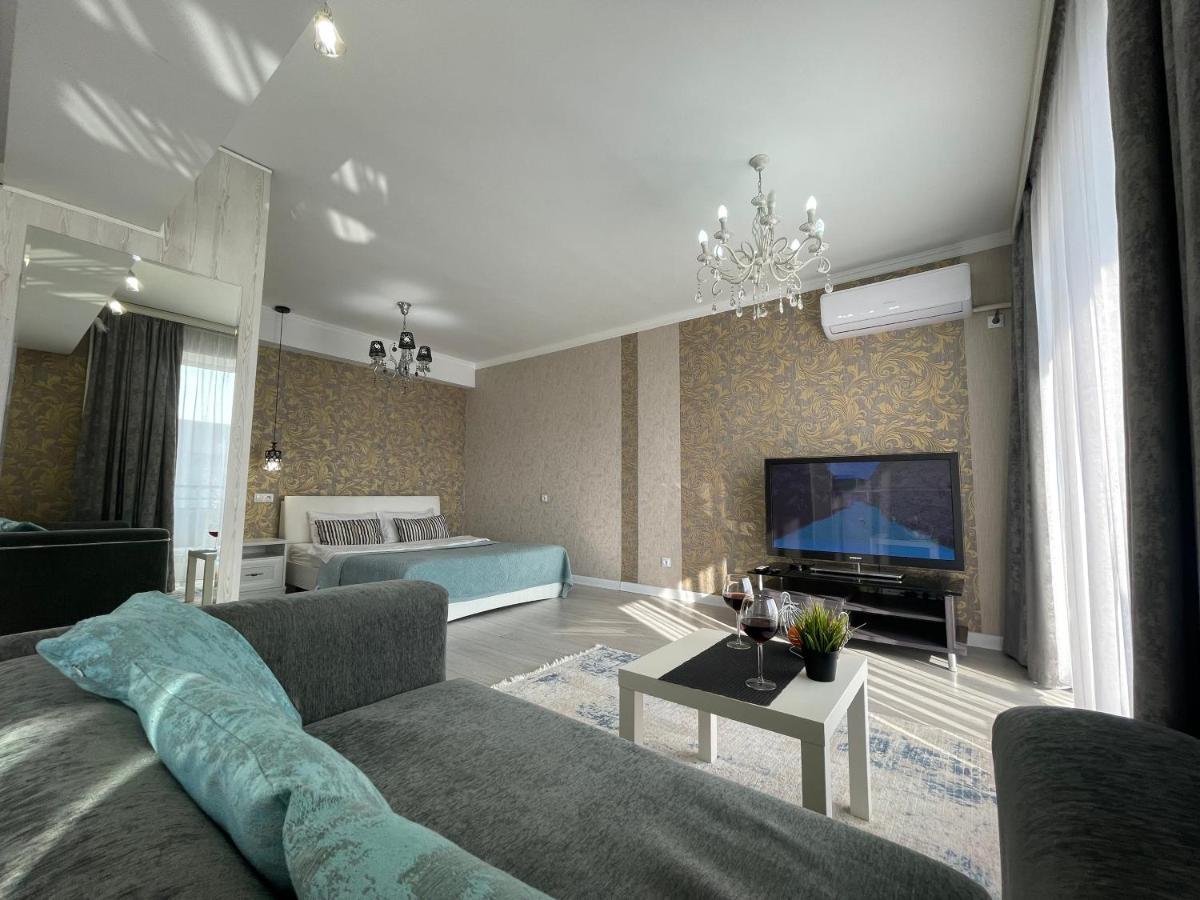 Apartment In The Heart Of The City Almaty Exterior photo